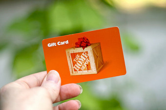 Illustration for article titled Is a Gift Card a Good Gift?